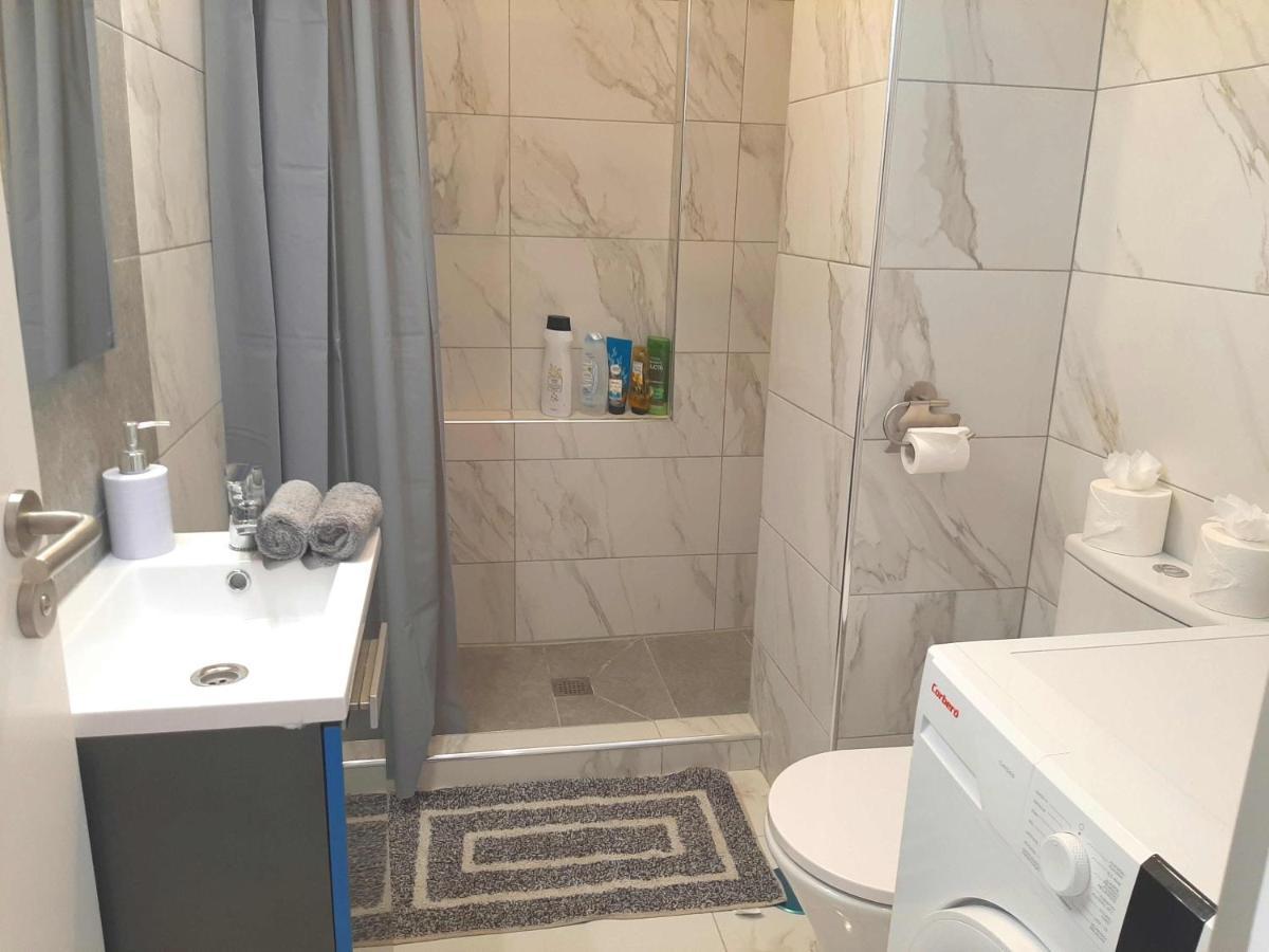 Centrally Located Apartment Close To The Ocean. أرونا المظهر الخارجي الصورة